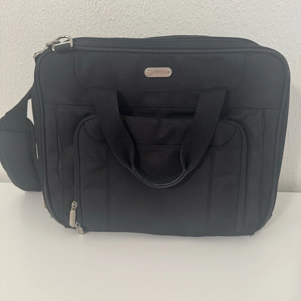 Targus Corporate Traveler Black Professional Laptop Briefcase Shoulder Strap EUC